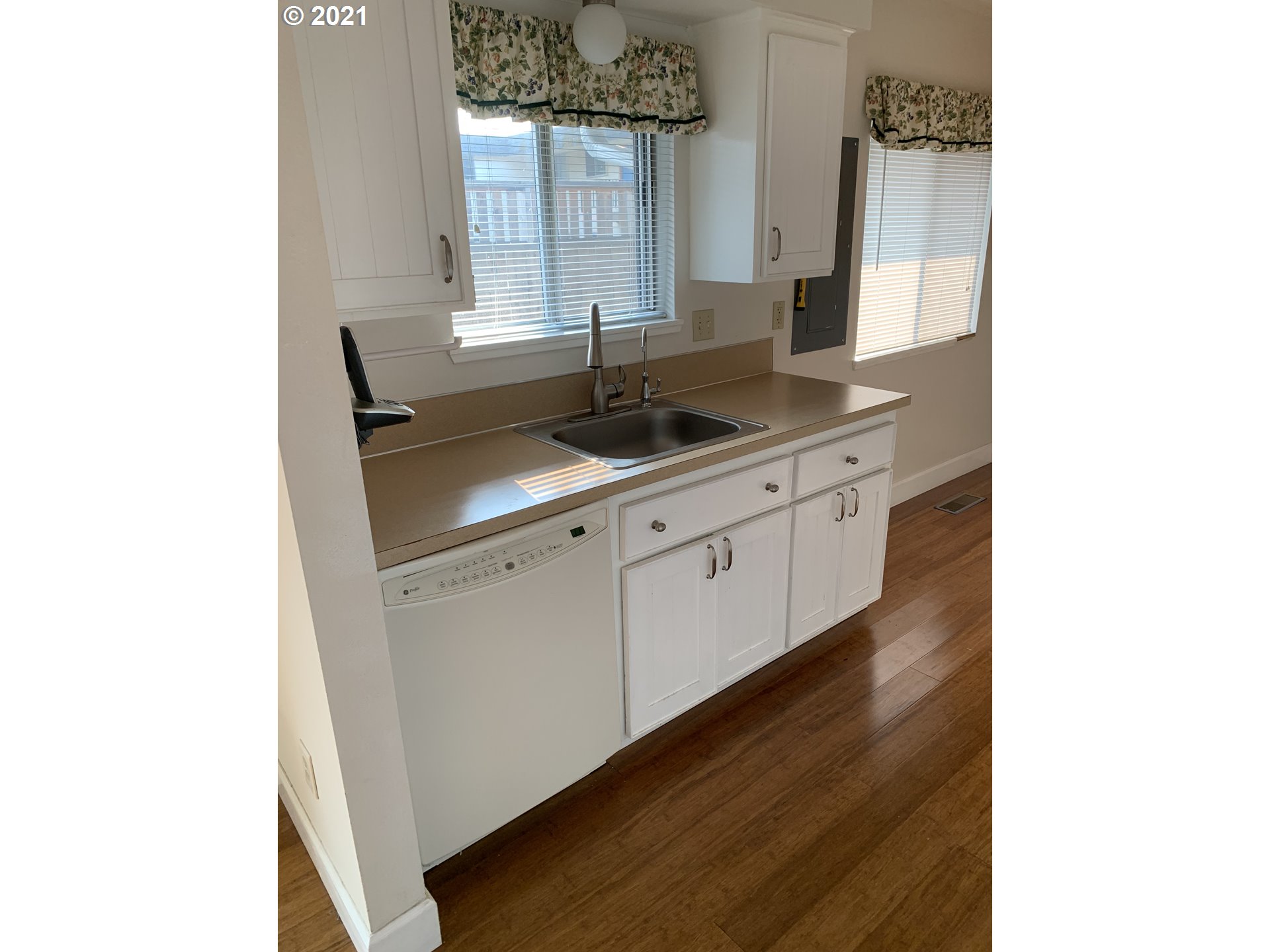 2661 Southwest Spring Garden Street Portland, OR 97219 - Photo 5 of 22 Gallery Image 5