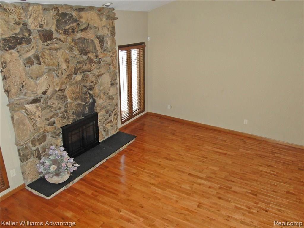 2190 West Square Lake Road Troy, MI 48098 - Photo 8 of 31 Great Room 3.jpg