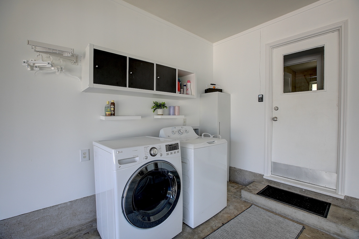 1902 East 18th Street Georgetown, TX 78626 - Photo 37 of 40 Laundry room with unfinished concrete flooring and separate washer and dryer