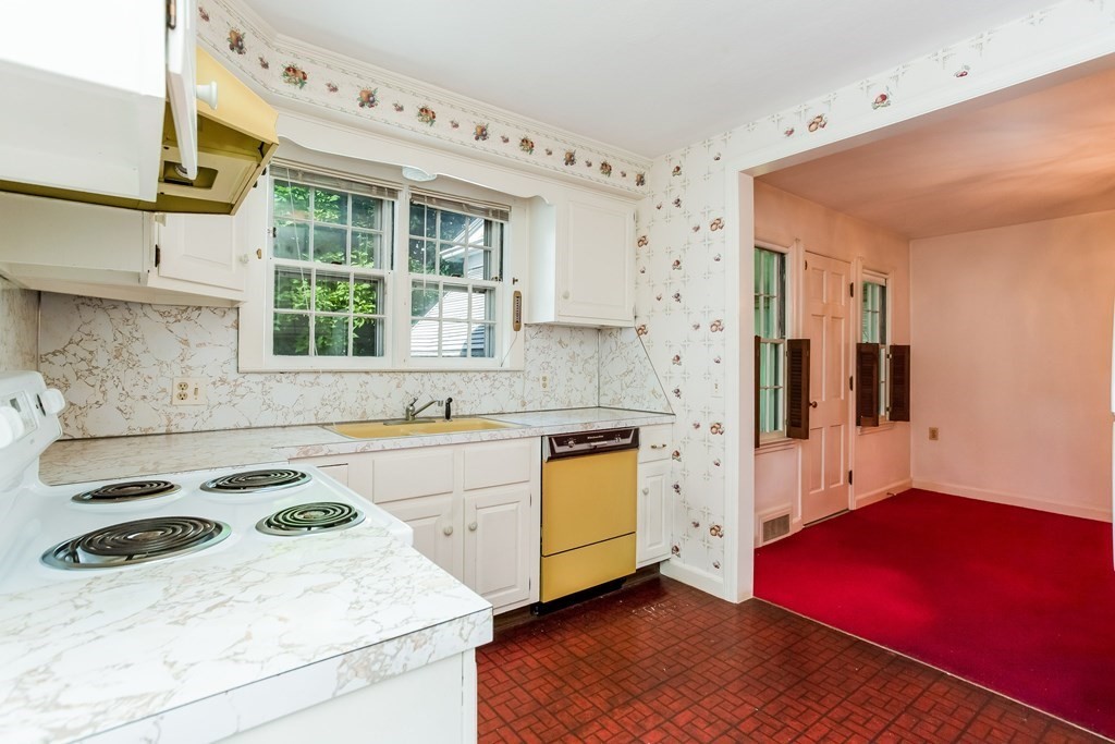 36 Clement Street Springfield, MA 01118 - Photo 8 of 27