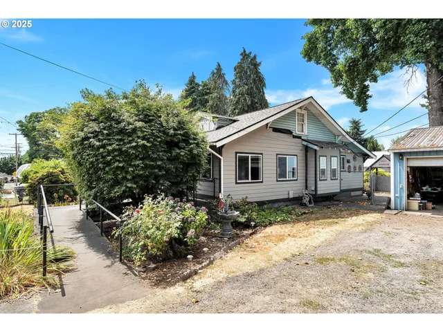 a view of a house with a yard