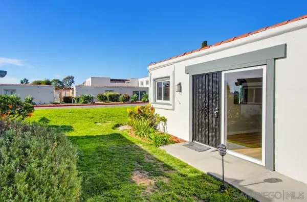 a view of a house with backyard