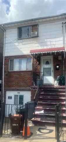 a view of entryway of a house