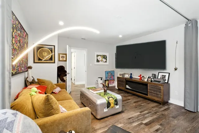 a bench is sitting in front of a building