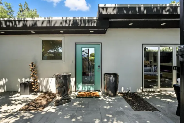 a view of a backyard