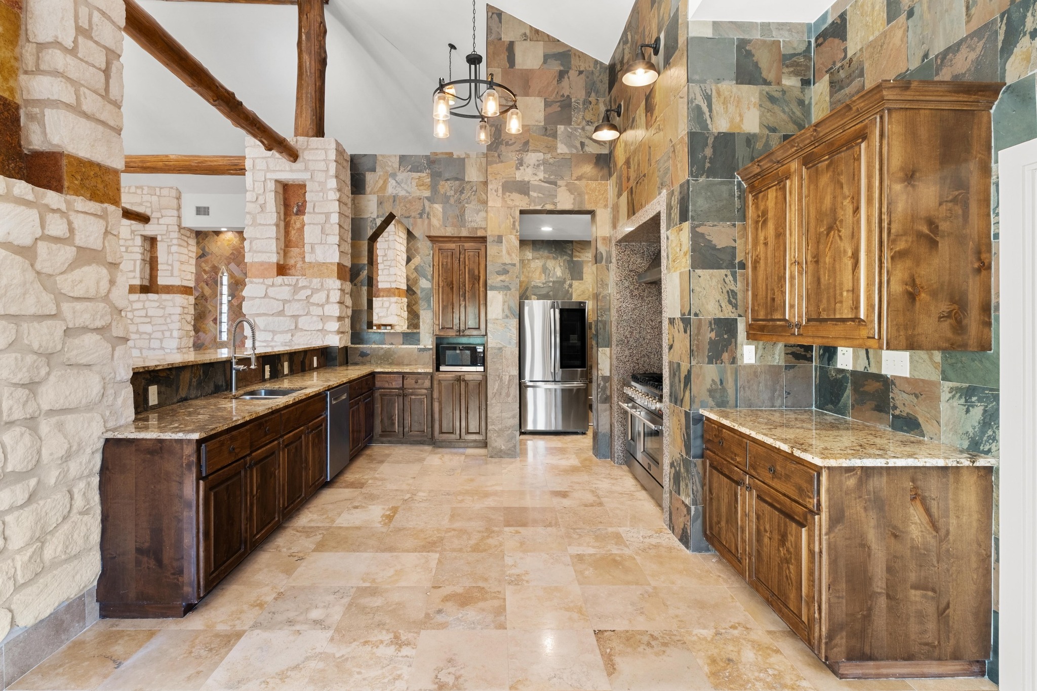 340 Barton Ranch Road Dripping Springs, TX 78620 - Photo 15 of 39 Before
AI enhancement