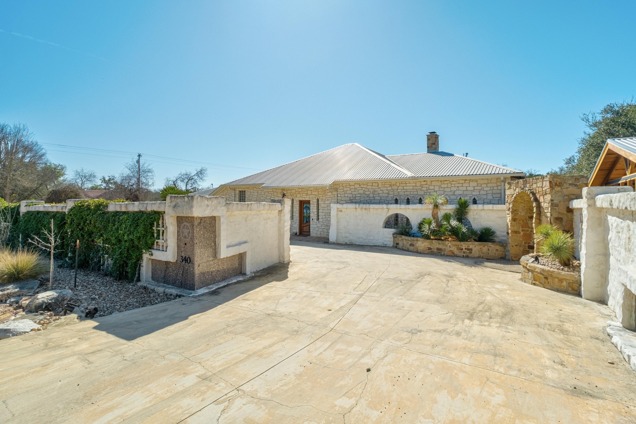340 Barton Ranch Road Dripping Springs, TX 78620 - Photo 7 of 39 Before
AI enhancement