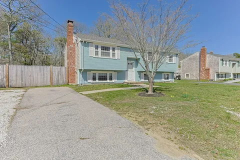a view of a house with a yard