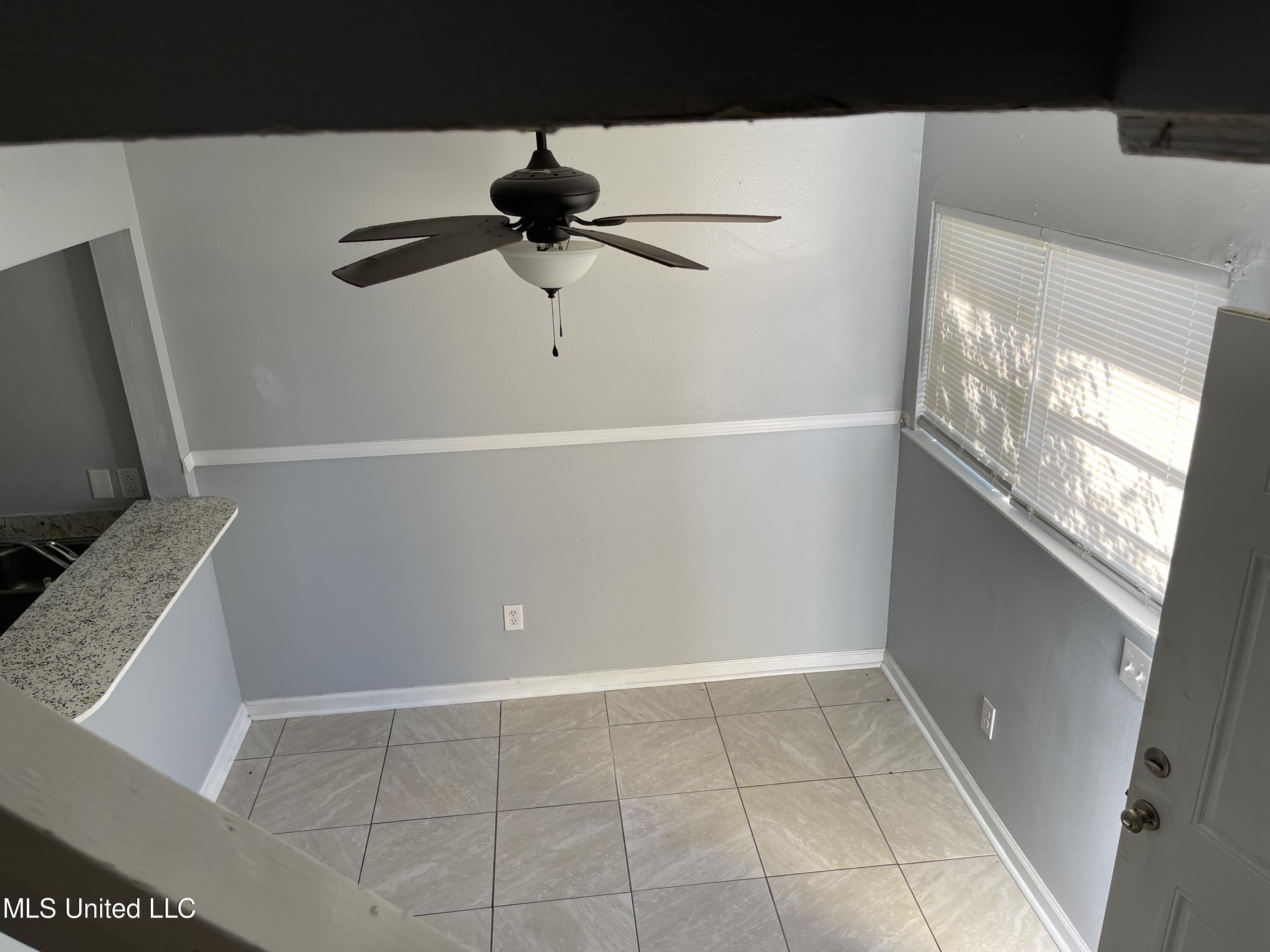 3419 Hospital Road, Unit 7 Pascagoula, MS 39567 - Photo 5 of 11 IMG_1640