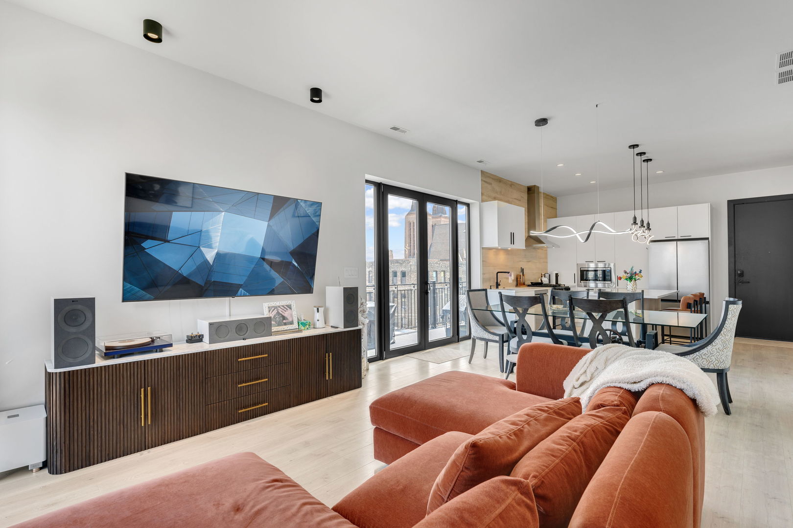 2135 West Cermak Road, Unit 4NPH Chicago, IL 60608 - Photo 10 of 28