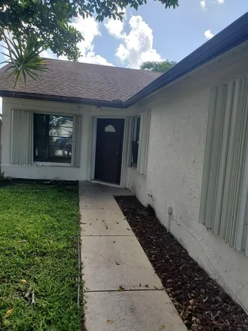 a view of a house with a backyard