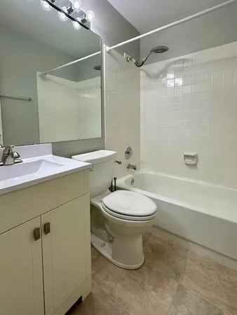 $1,900 | 2450 Devonshire Court, Aurora, IL 60502