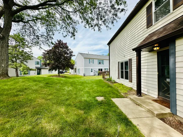 $1,900 | 2450 Devonshire Court, Aurora, IL 60502