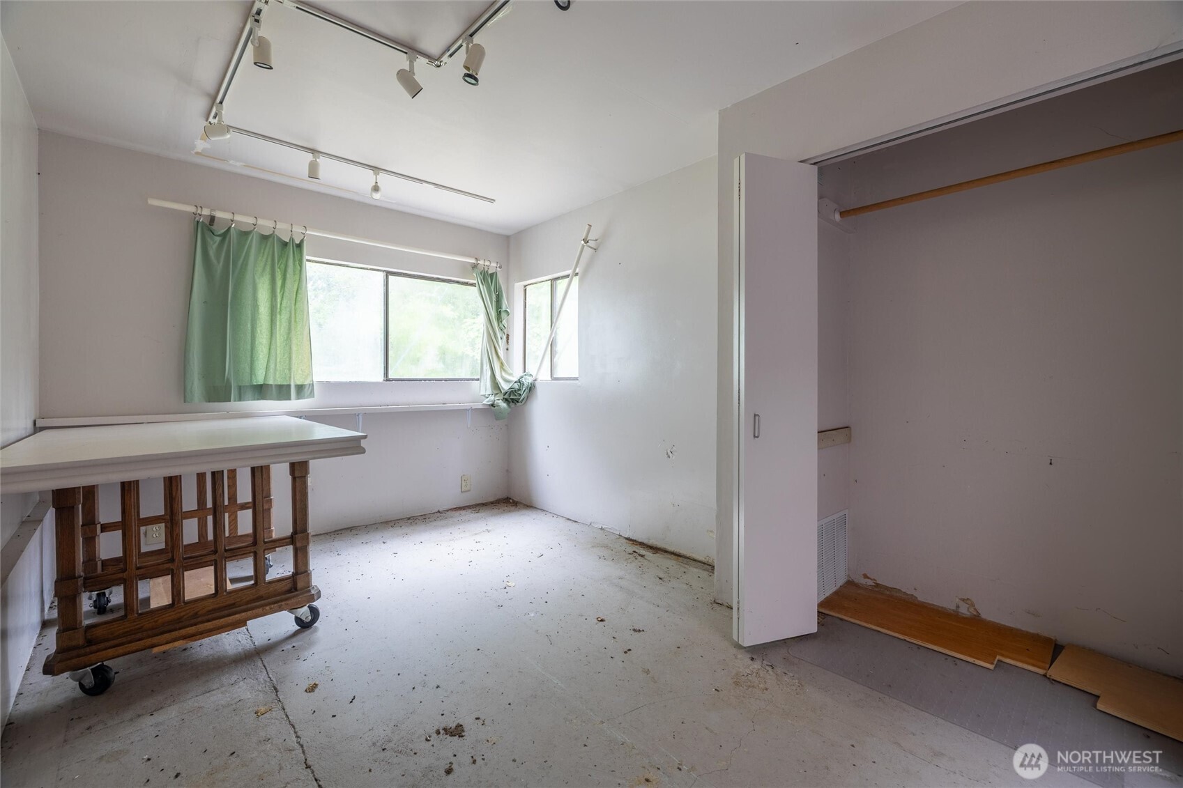 4256 Curtis Road Bellingham, WA 98226 - Photo 19 of 31 an empty room with windows