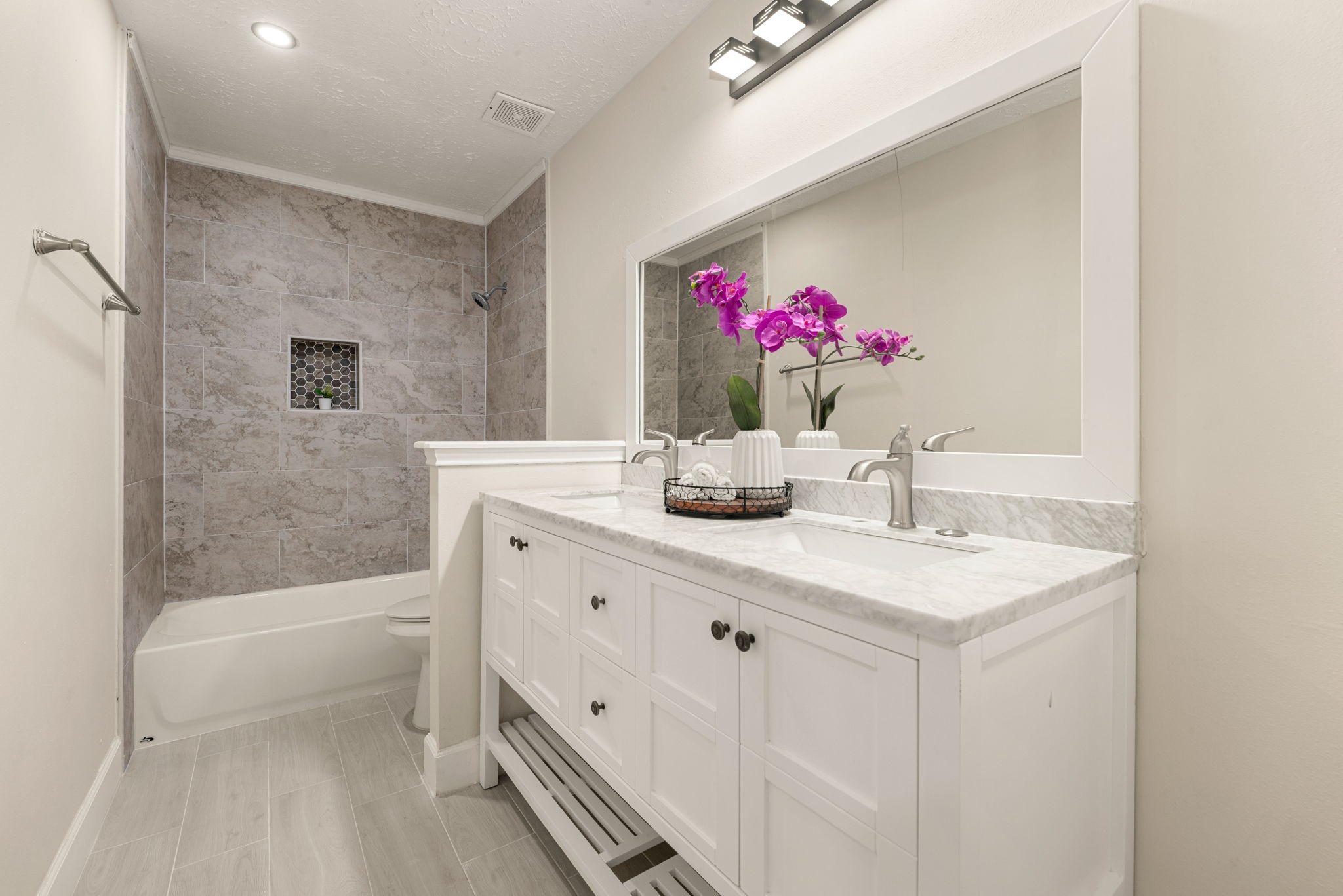 7534 8 Willows Road Houston, TX 77489 - Photo 19 of 32 Secondary full bath features a tub and shower combination with double vanity for everyday convenience.