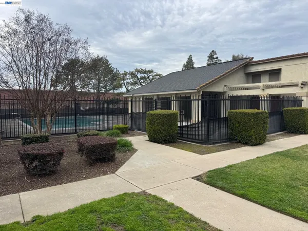 $299,999 | 2116 Mt Vernon Drive, Unit C, Modesto, CA 95350