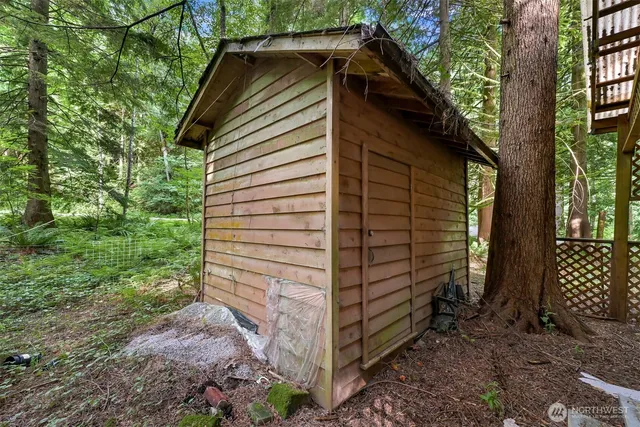 a view of back yard of the house