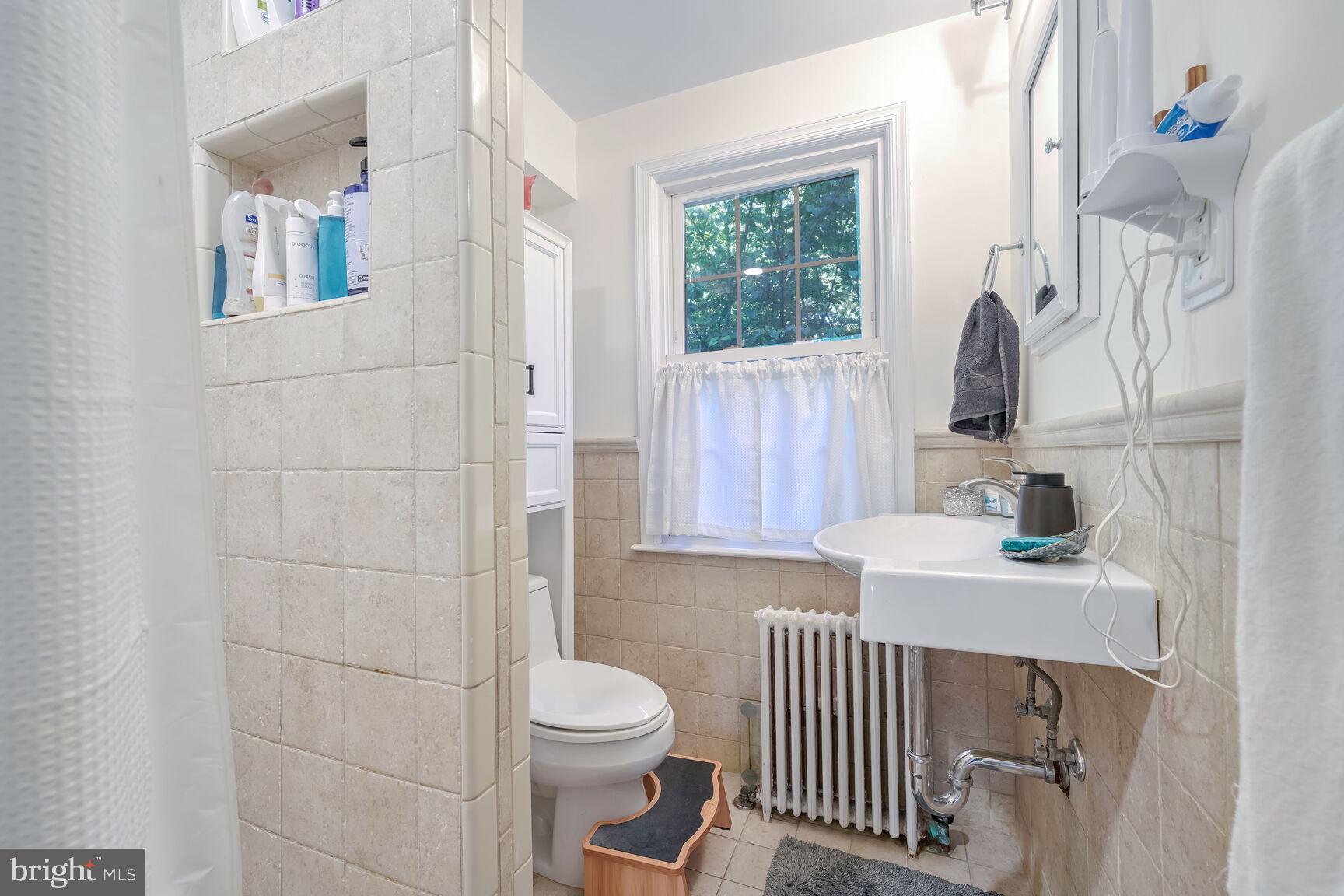 2214 Colston Drive, Unit 202 Silver Spring, MD 20910 - Photo 8 of 18 Full Bathroom