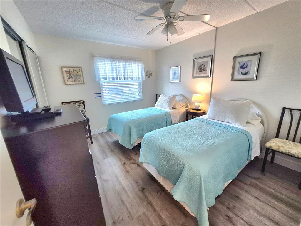 107 Windward Place, Unit 107 Oldsmar, FL 34677 - Photo 26 of 34 a bedroom with two beds and a dresser