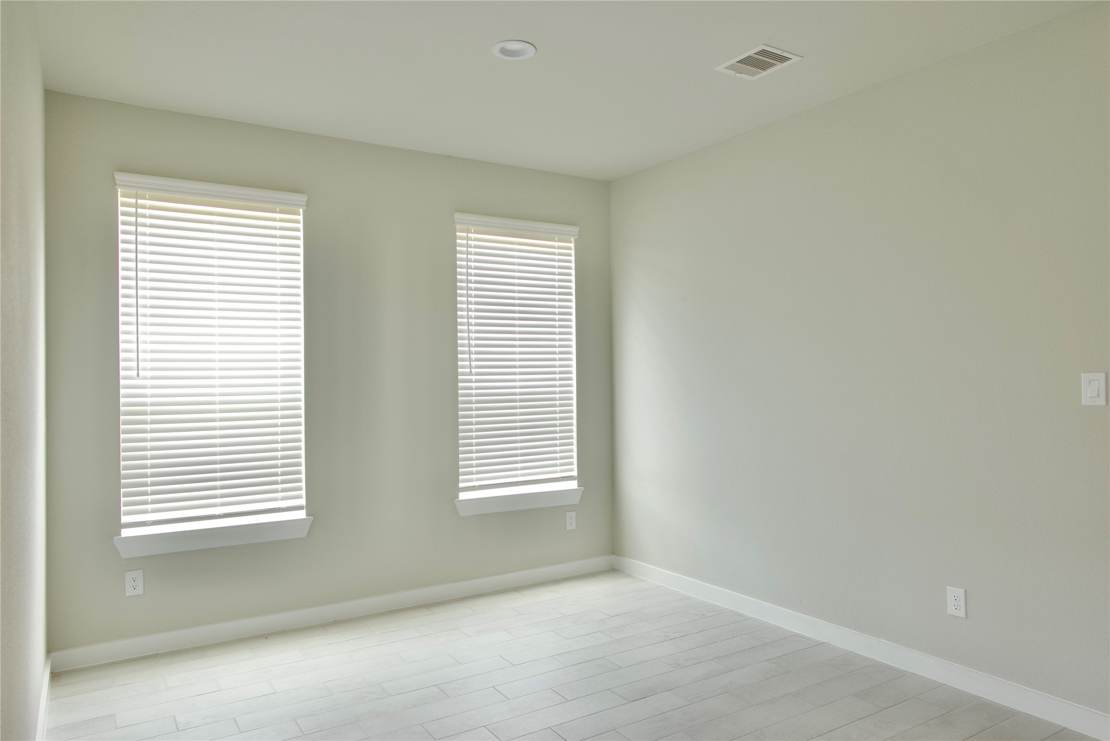 3207 Tilley Drive Rosenberg, TX 77471 - Photo 21 of 43 an empty room with windows