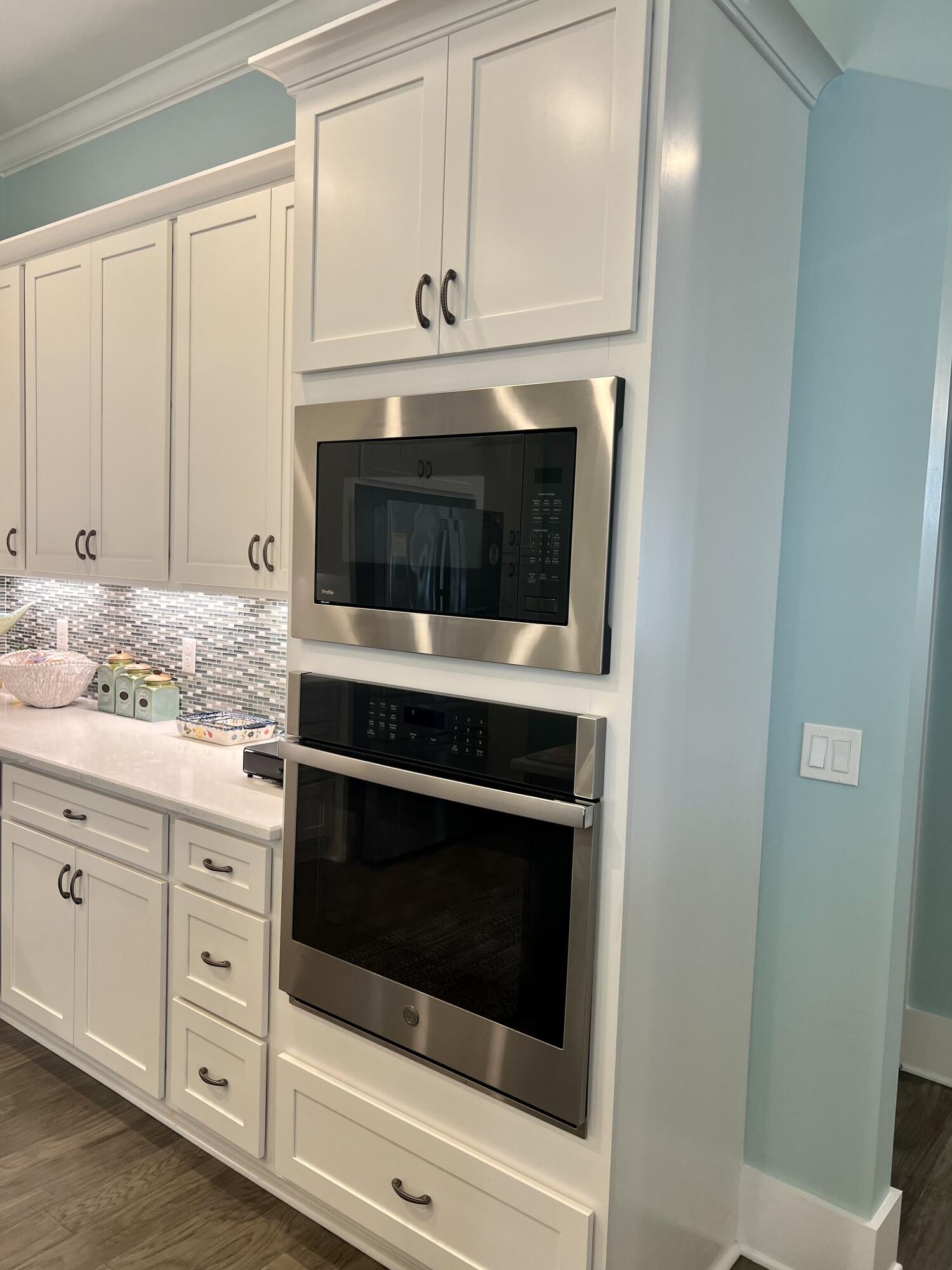 244 Perimeter Place Freeport, FL 32439 - Photo 35 of 72 Oven and microwave