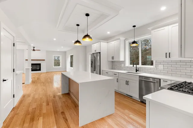 $1,195,000 | 80.5 English Range Road, Derry, NH 03038