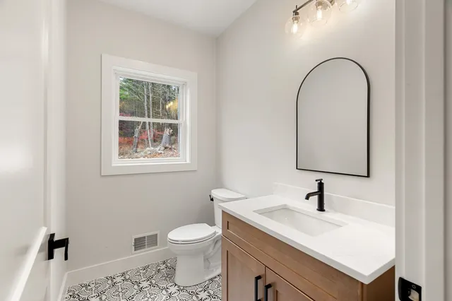 $1,195,000 | 80.5 English Range Road, Derry, NH 03038