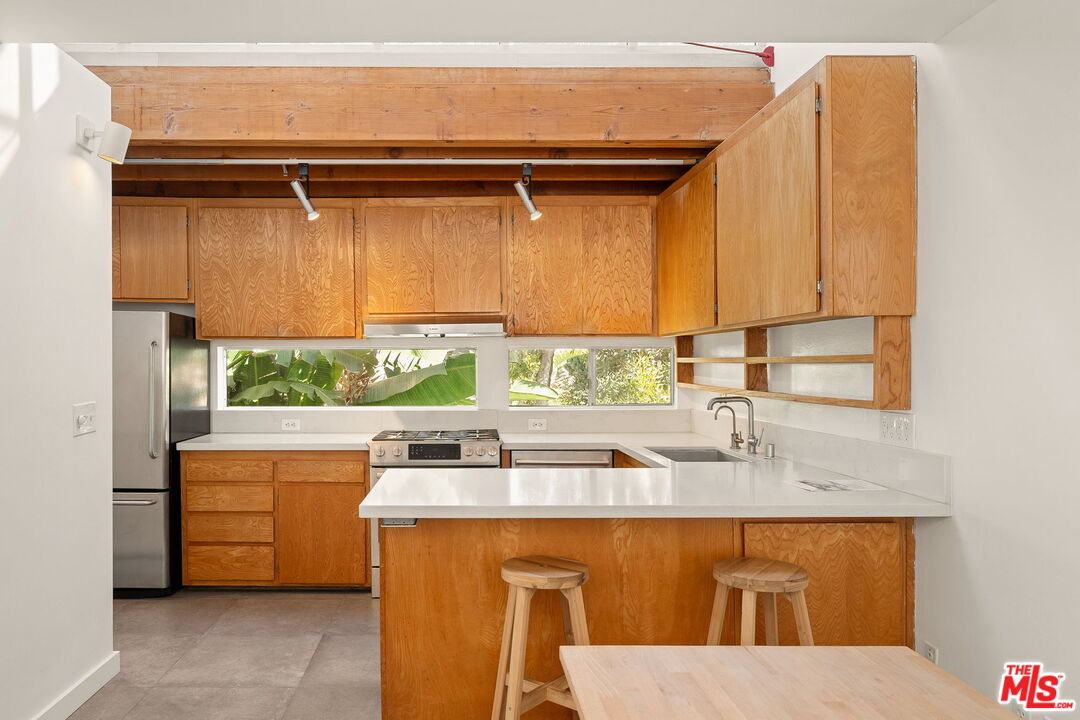 654 Pier Avenue, Unit C Santa Monica, CA 90405 - Photo 4 of 15