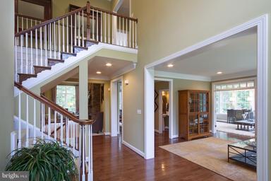 12360 Henderson Road Clifton, VA 20124 - Photo 2 of 9 Grand 2 Story Foyer