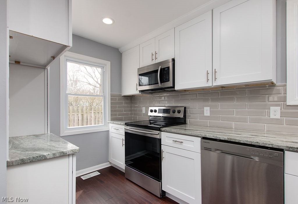 1520 Commodore Road Cleveland, OH 44124 - Photo 10 of 33