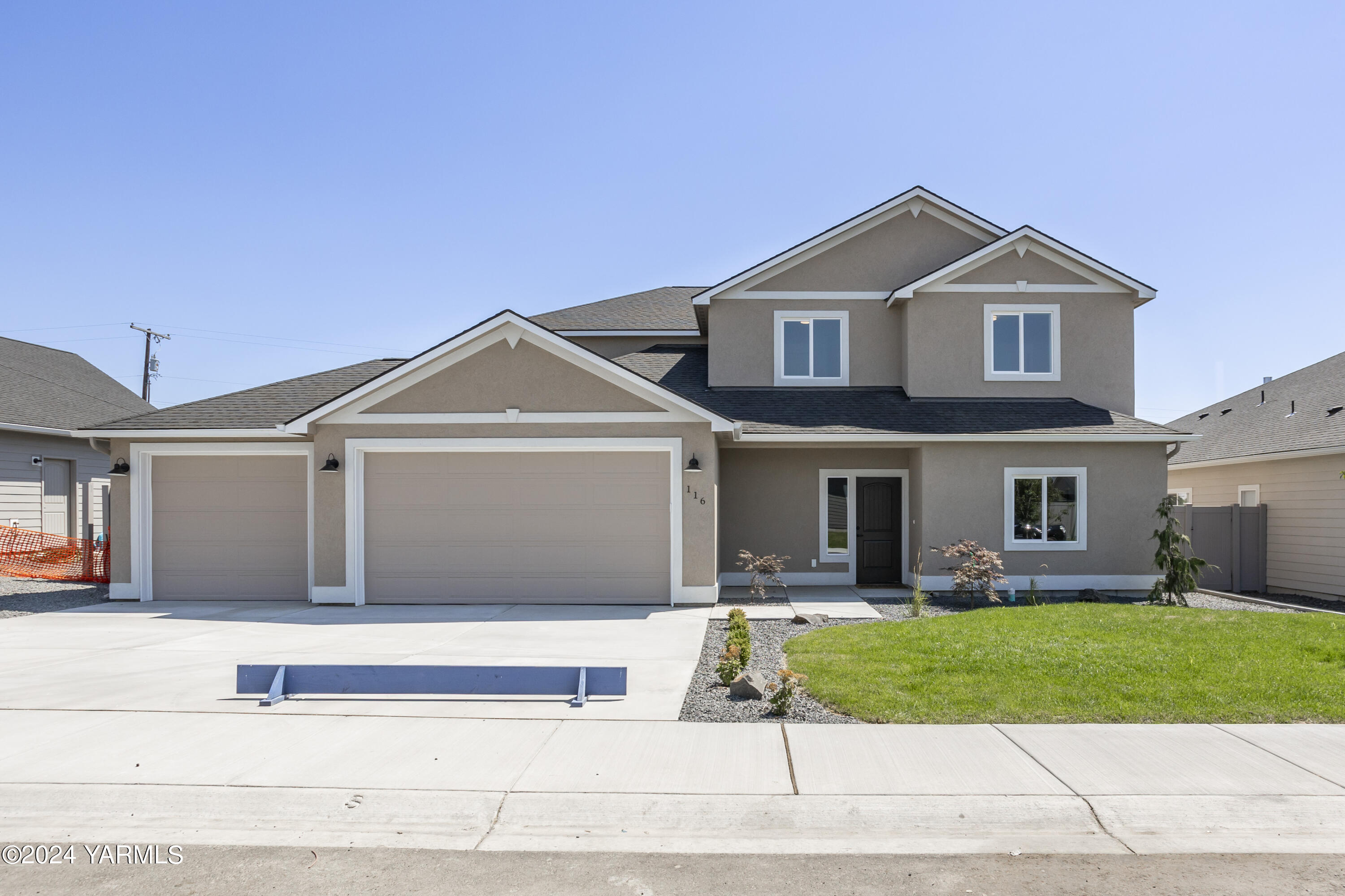 116 Scott Road Prosser, WA 99350 - Photo 1 of 38 a front view of a house with a yard