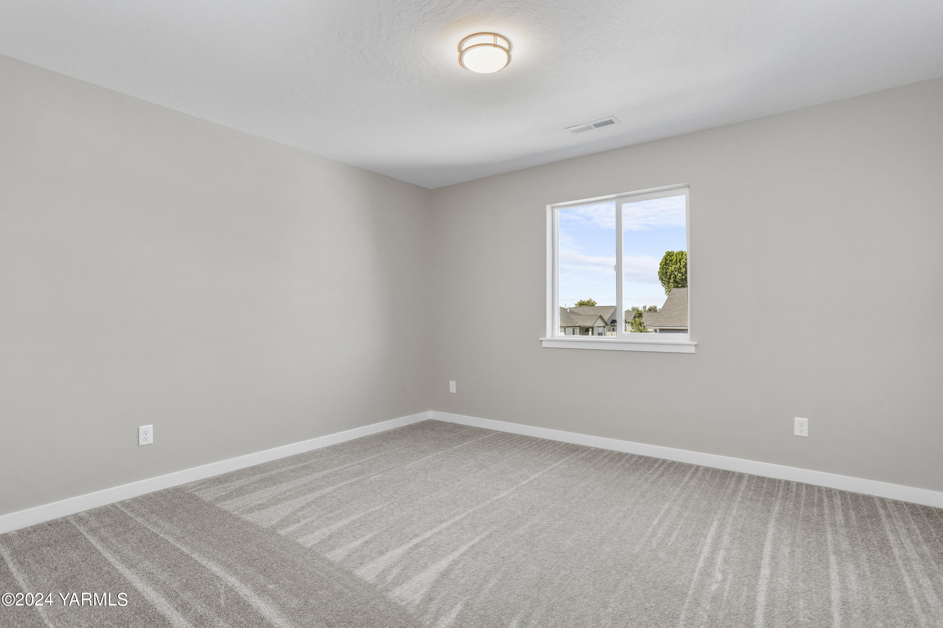 116 Scott Road Prosser, WA 99350 - Photo 11 of 38 an empty room with windows