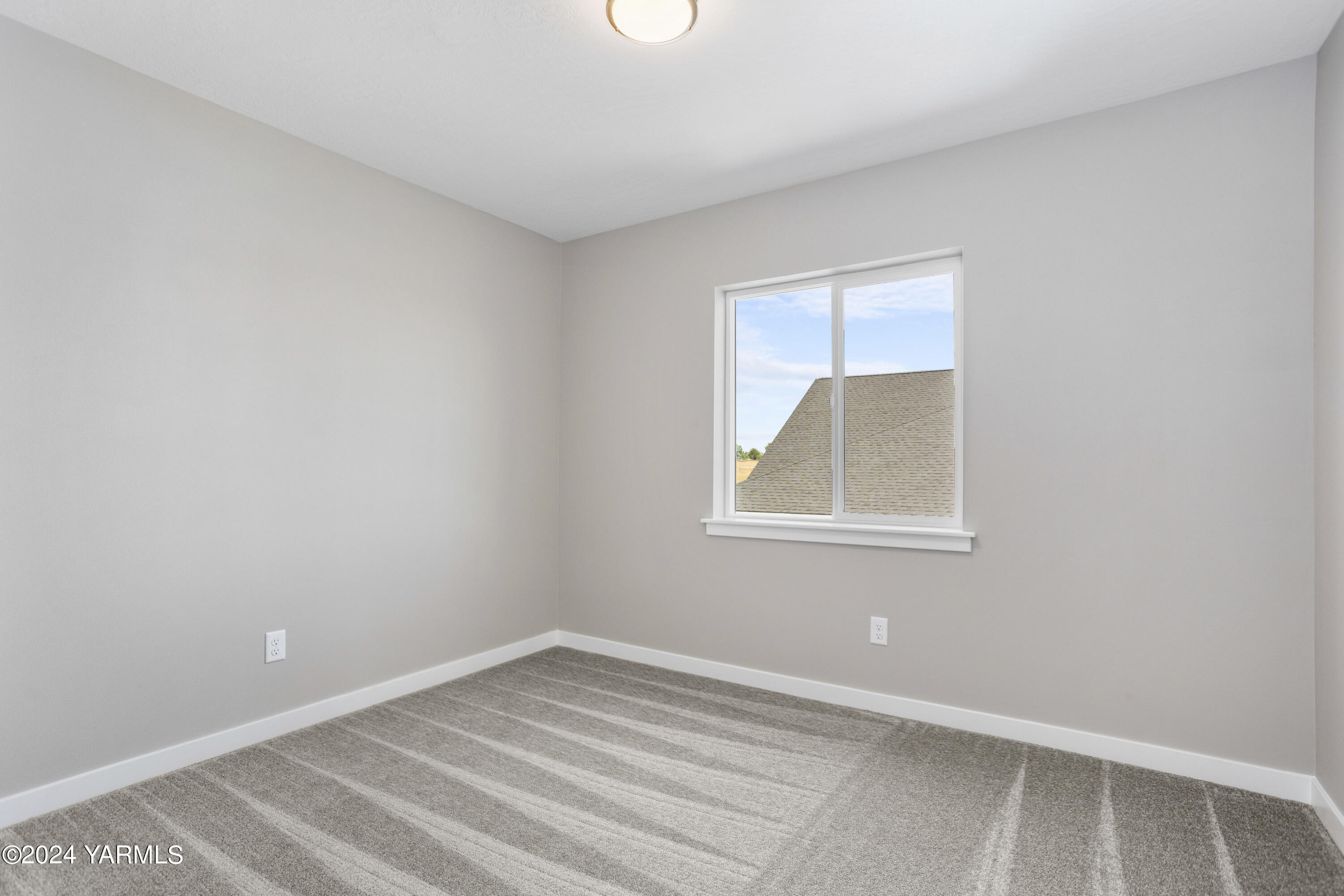 116 Scott Road Prosser, WA 99350 - Photo 12 of 38 an empty room with a window