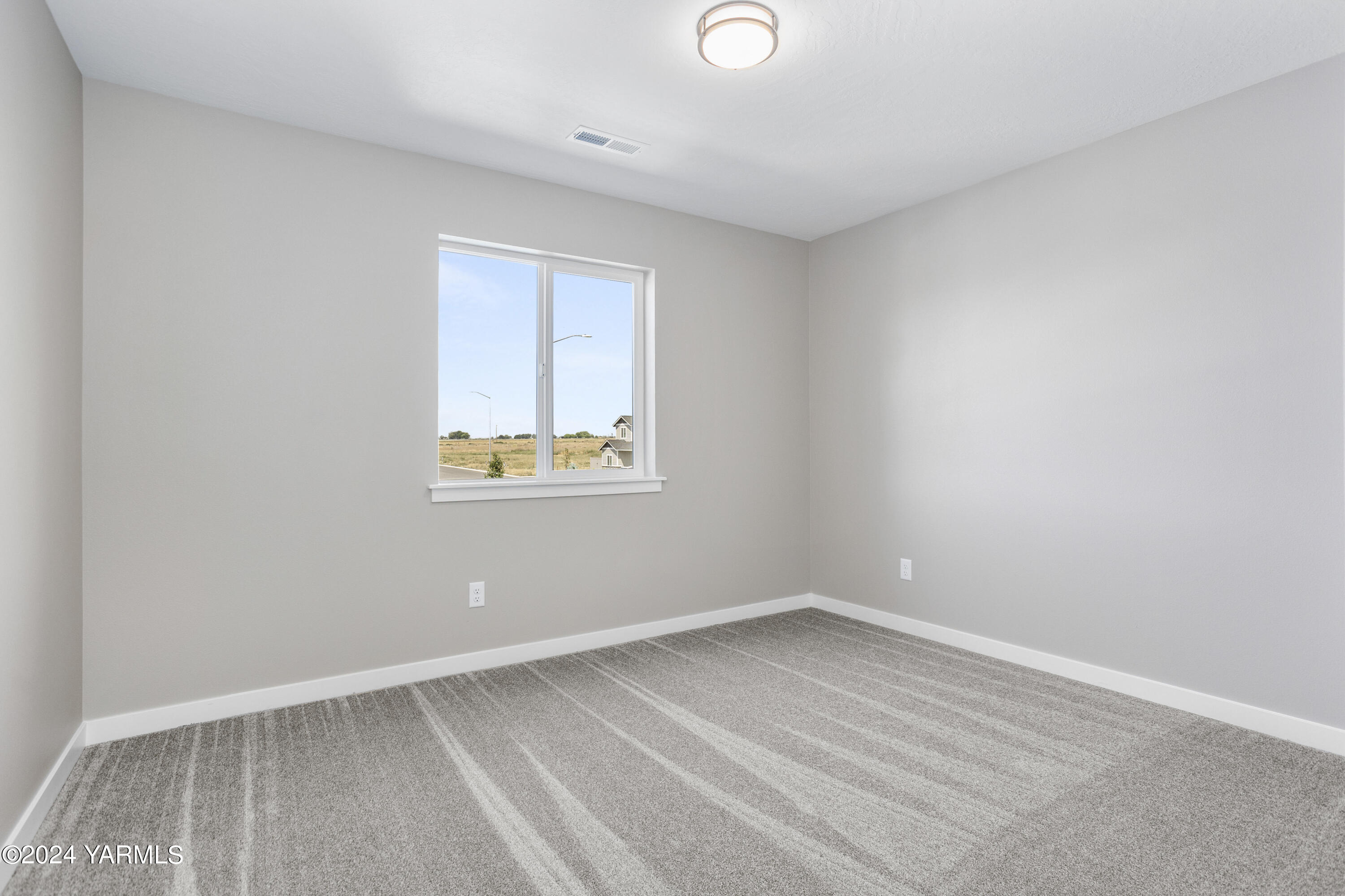 116 Scott Road Prosser, WA 99350 - Photo 18 of 38 an empty room with a window