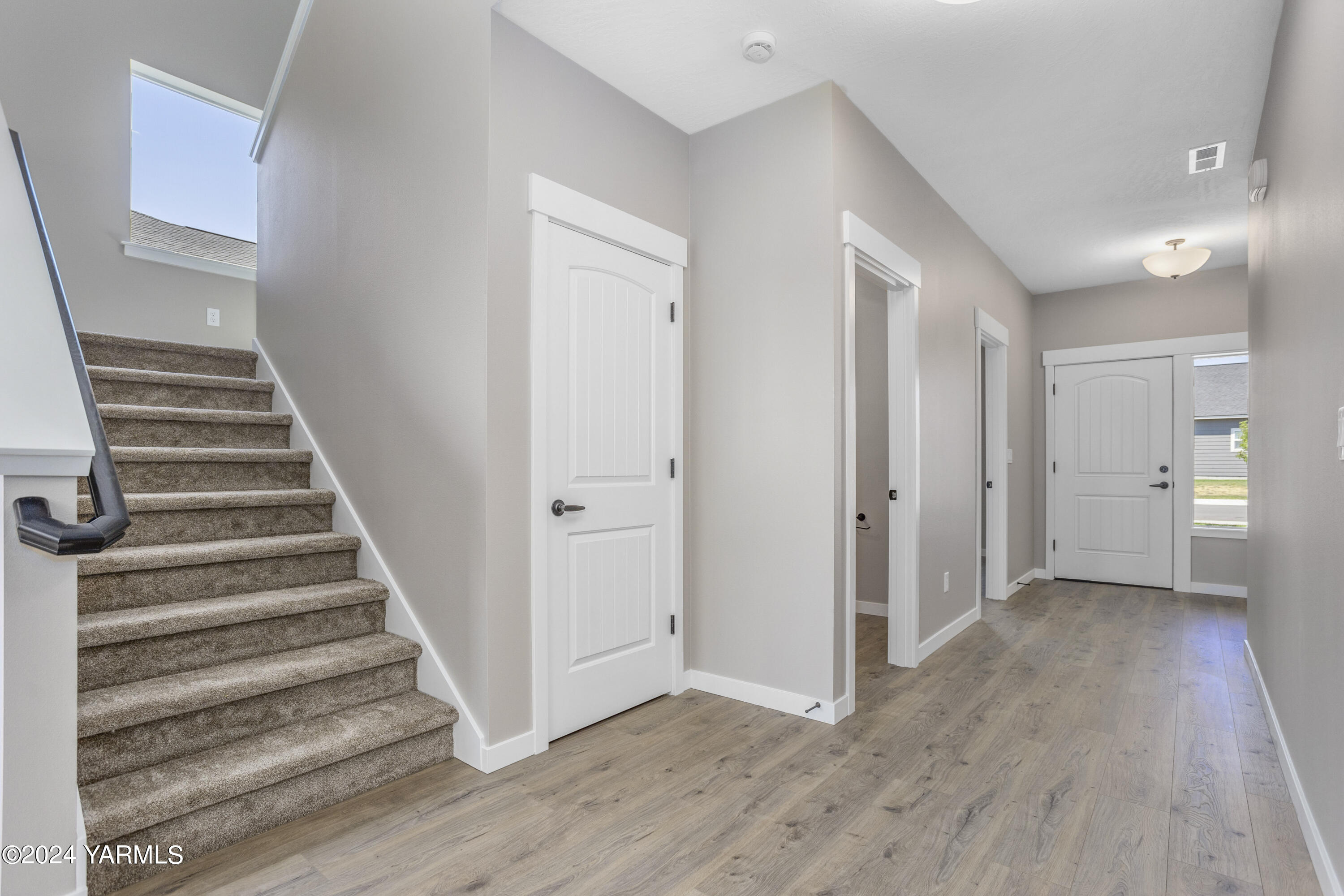 116 Scott Road Prosser, WA 99350 - Photo 2 of 38 a view of a hallway with wooden floor and entryway