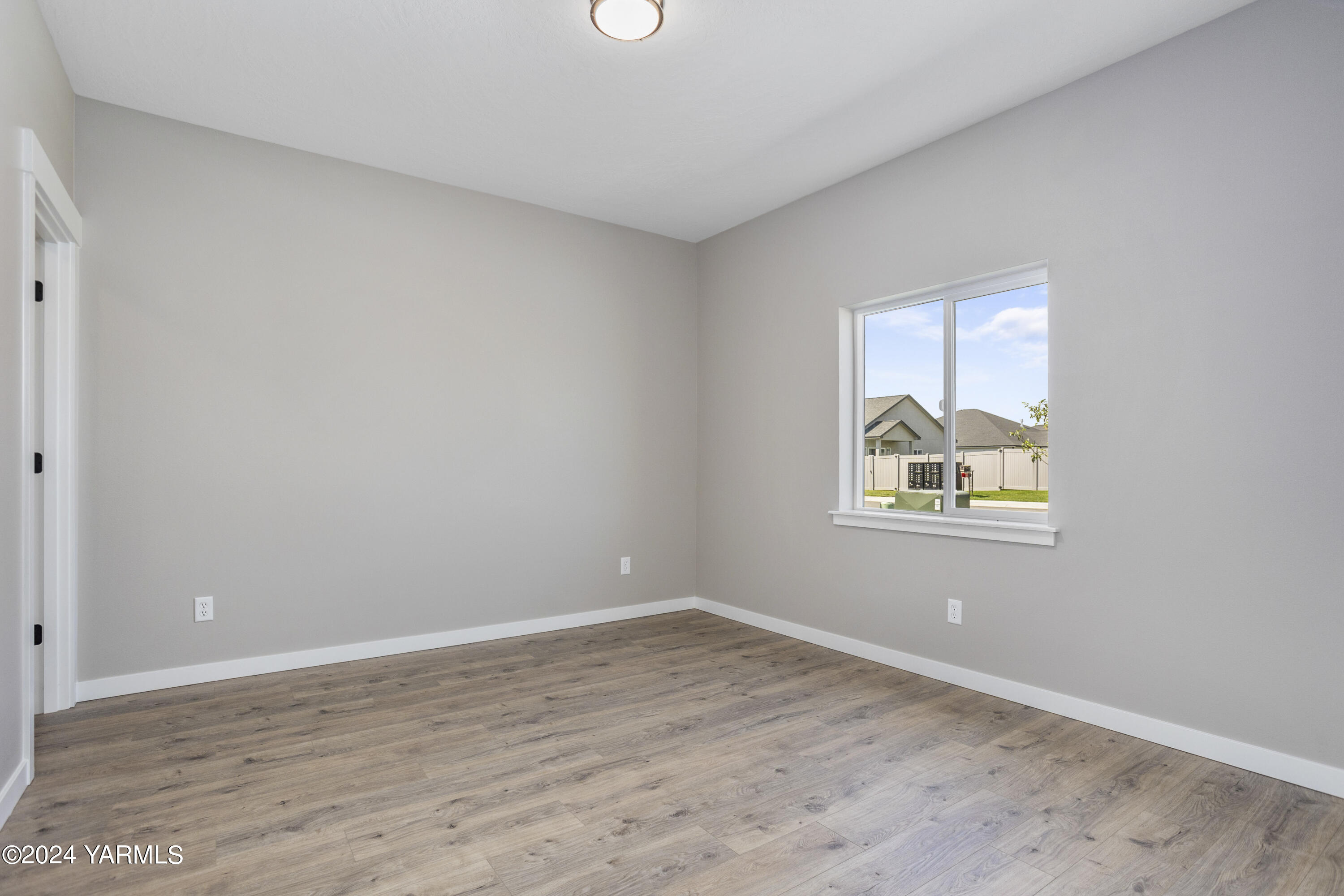 116 Scott Road Prosser, WA 99350 - Photo 21 of 38 an empty room with windows