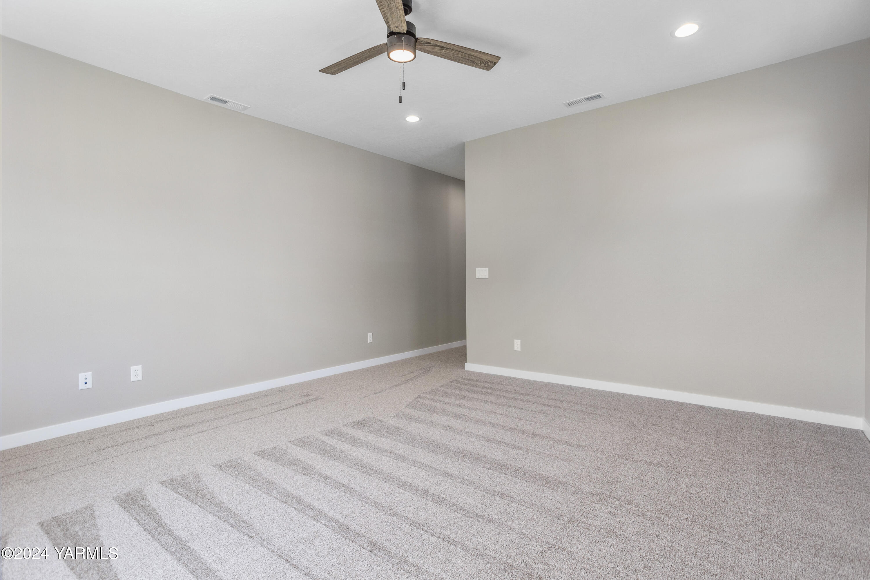 116 Scott Road Prosser, WA 99350 - Photo 24 of 38 an empty room with a ceiling fan and window