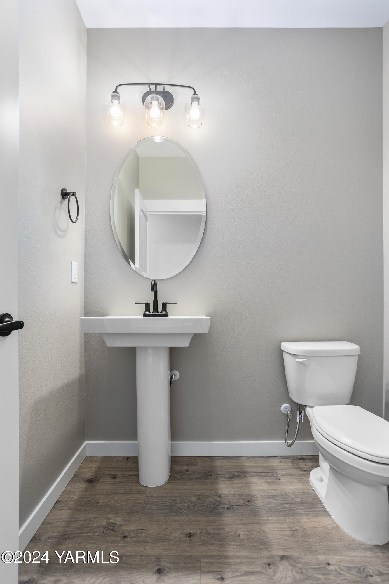 116 Scott Road Prosser, WA 99350 - Photo 31 of 38 a bathroom with a toilet sink and mirror