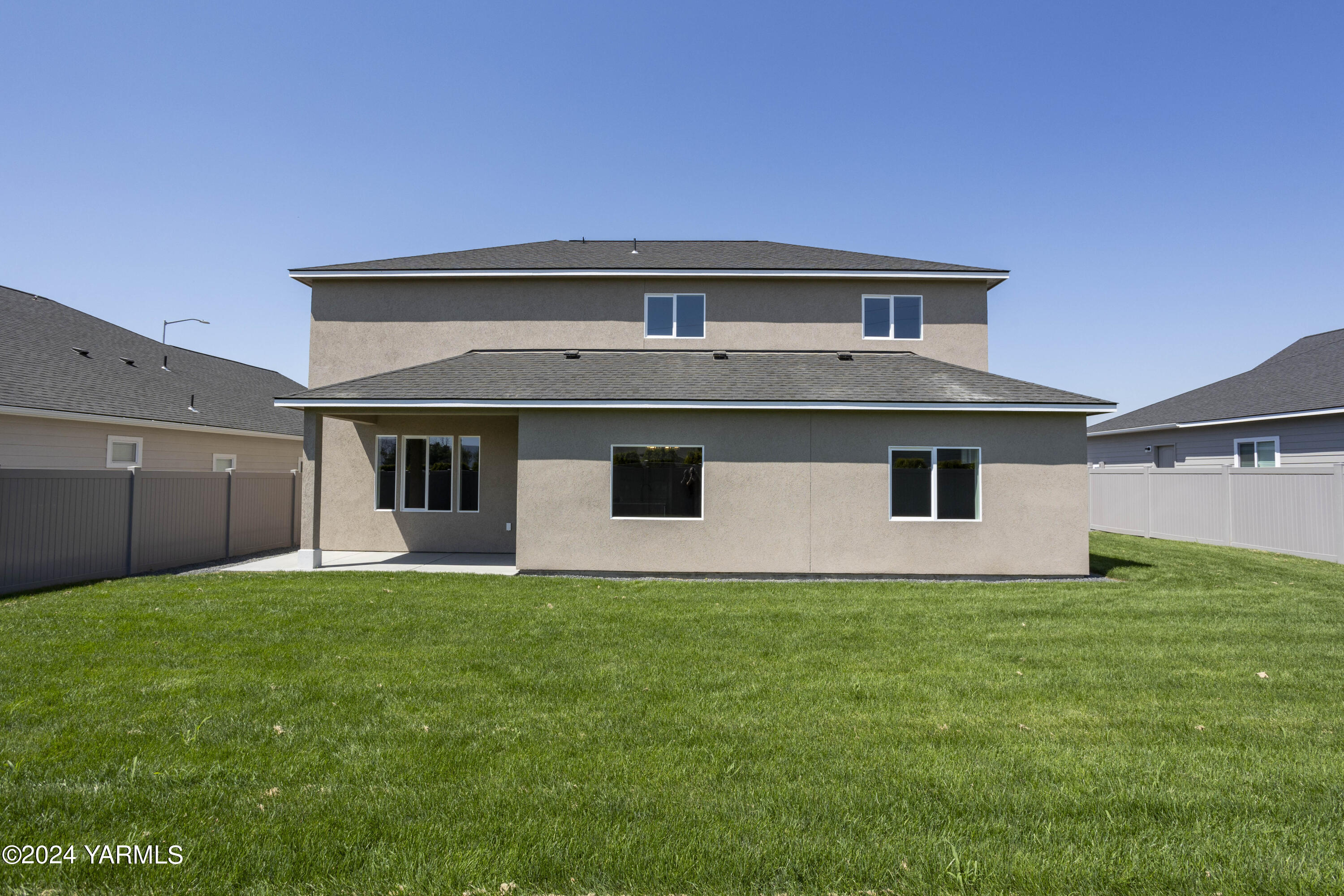 116 Scott Road Prosser, WA 99350 - Photo 35 of 38 a house that is sitting in the grass
