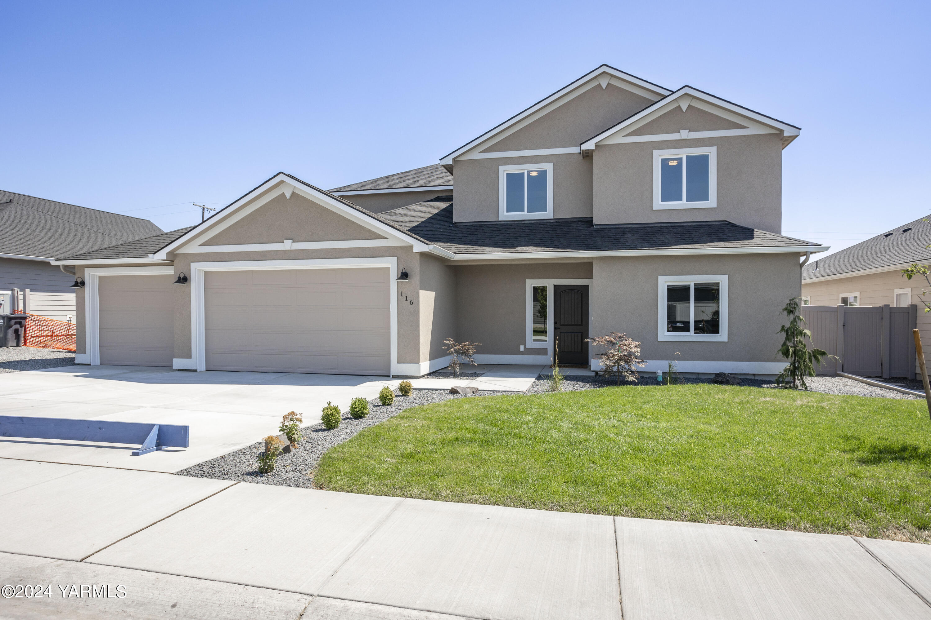 116 Scott Road Prosser, WA 99350 - Photo 38 of 38 a front view of a house with a garden and yard