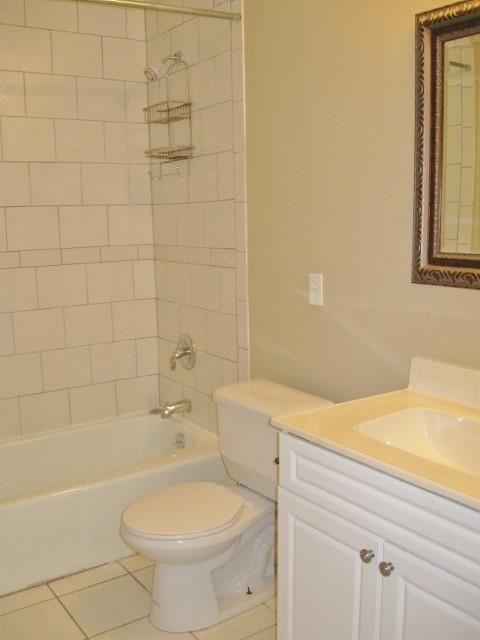 9807 Mountain Quail Road Austin, TX 78758 - Photo 15 of 19 a bathroom with a toilet a sink and bathtub