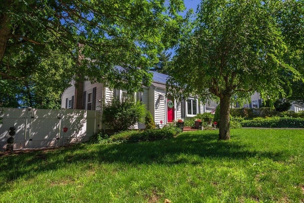 27 Spring Street Holbrook, MA 02343 - Photo 4 of 30 Gallery Image 4