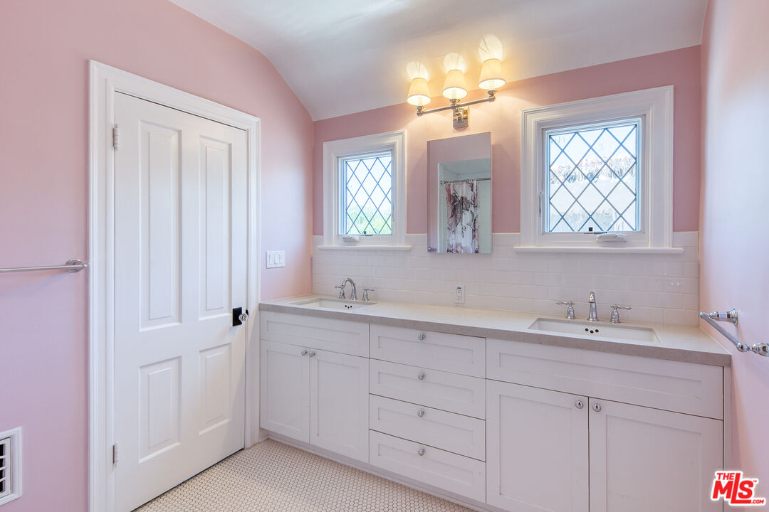 10736 Le Conte Avenue Los Angeles, CA 90024 - Photo 28 of 44