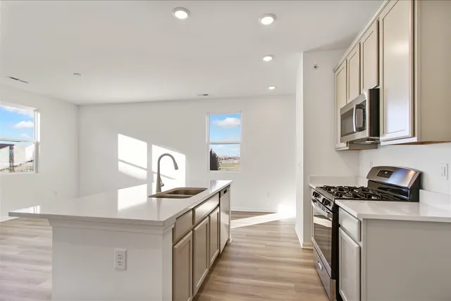 $369,990 | 306 Kingsport Drive, South Elgin, IL 60177