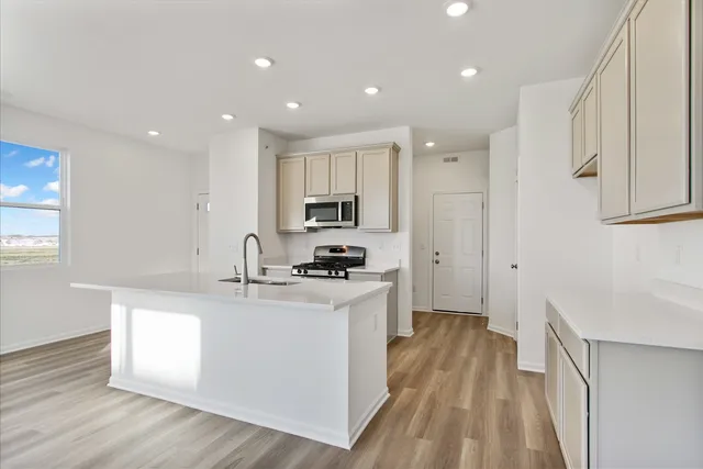 $349,990 | 306 Kingsport Drive, South Elgin, IL 60177