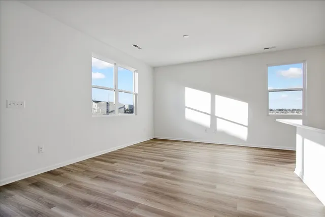 $369,990 | 306 Kingsport Drive, South Elgin, IL 60177