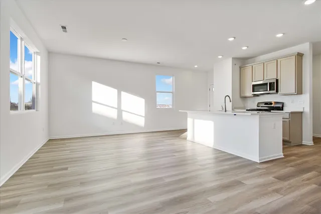 $349,990 | 306 Kingsport Drive, South Elgin, IL 60177