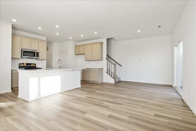 $349,990 | 306 Kingsport Drive, South Elgin, IL 60177