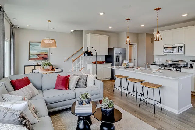 $389,990 | 306 Kingsport Drive, South Elgin, IL 60177