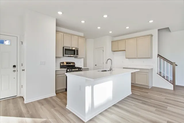 $349,990 | 306 Kingsport Drive, South Elgin, IL 60177